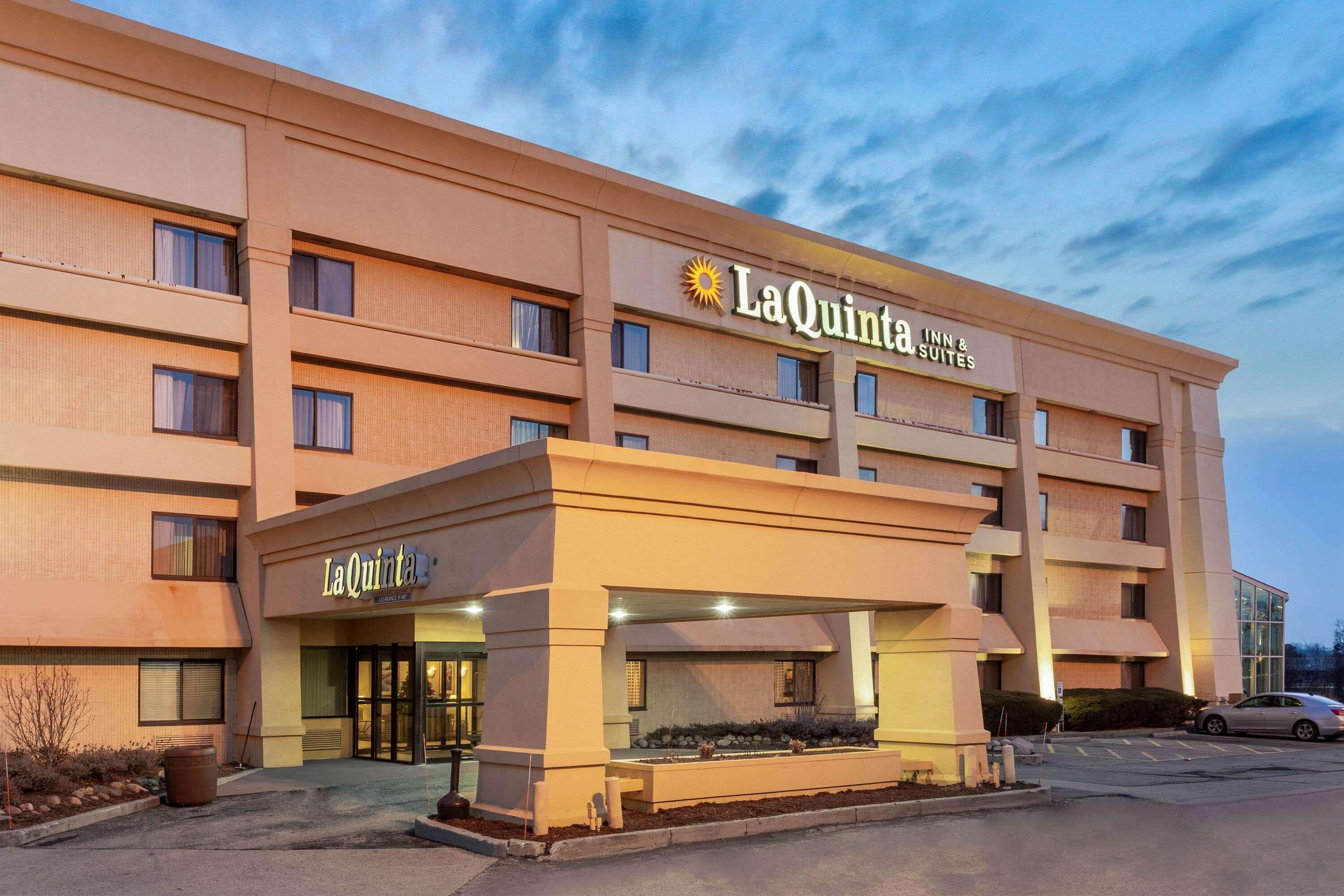 La Quinta By Wyndham Chicago Gurnee Hotel Exterior photo